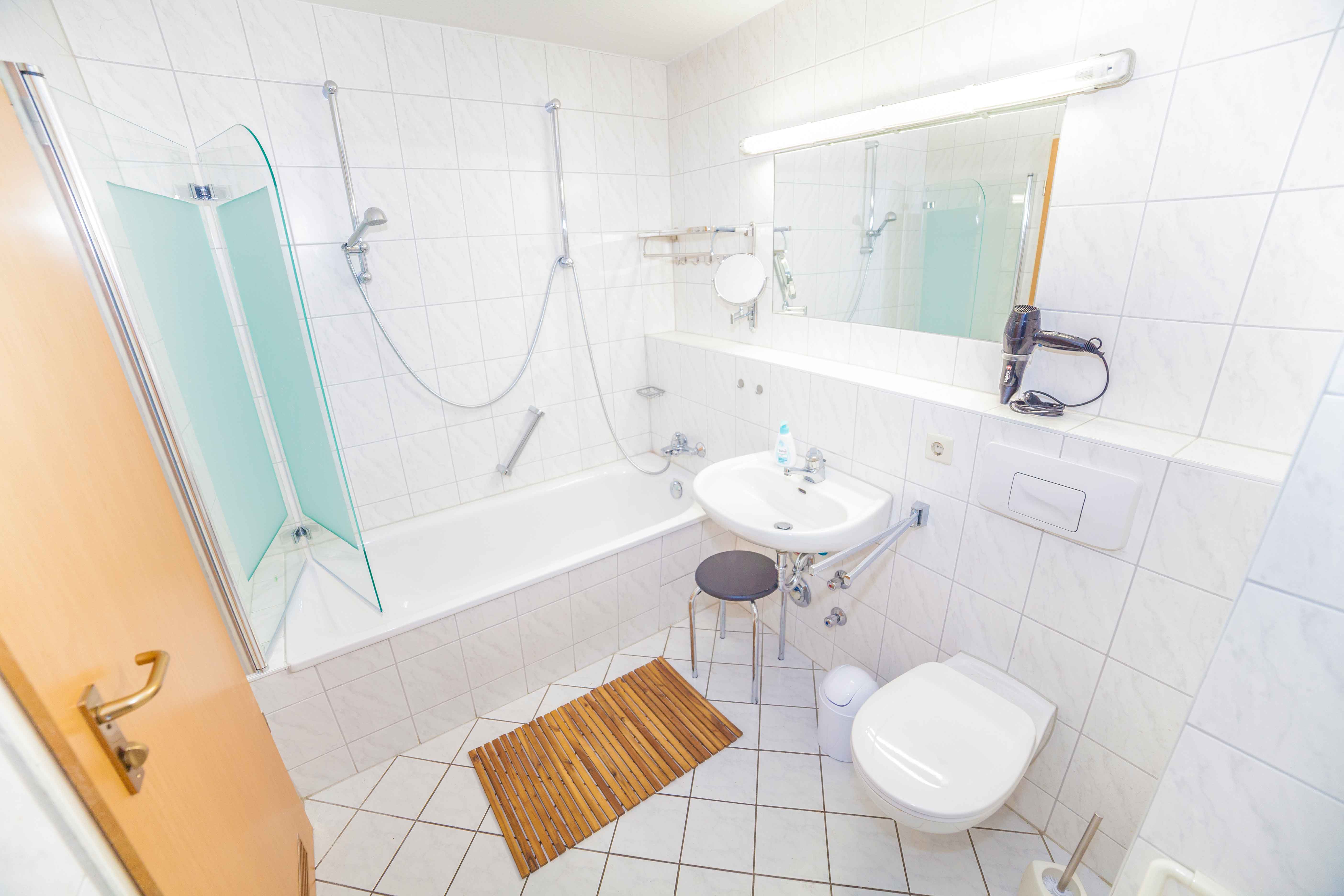 Bad mit Dusche und Schminkspiegel Fewo Goldene Krone Leipzig